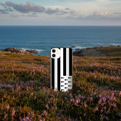 freepik__img1-telephone-pos-au-sol-droit-dans-une-lande-bre__19747